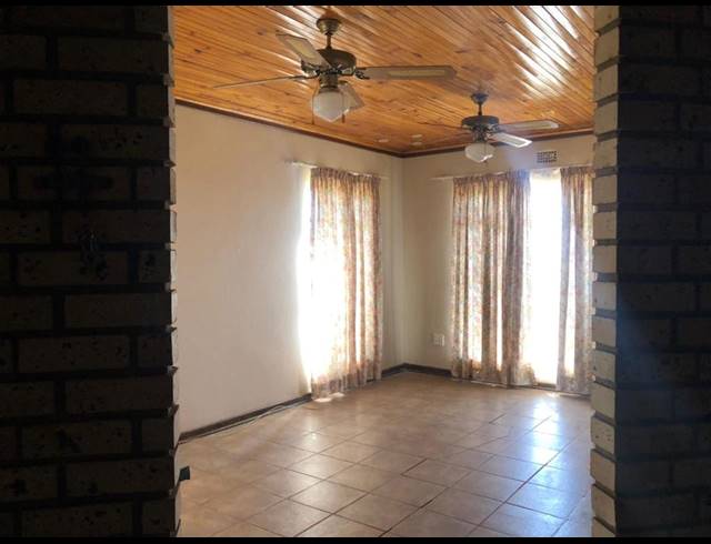 4 BEDROOM HOUSE TO LET IN LAMONT PARK